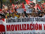 Cientos de trabajadores se concentraron este jueves ante la sede de Convergencia Democr&aacute;tica de Catalu&ntilde;a, en Barcelona, en contra los recortes del Gobierno.