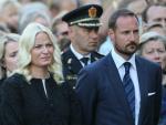 El pr&iacute;ncipe heredero Haakon de Noruega y su mujer, la princesa Mette-Marit, asisten junto a otros miembros de la familia real a una ceremonia en memoria de las c&iacute;ctimas del atentado de Noruega.