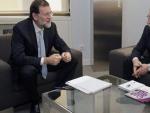 Rajoy, durante la recepci&oacute;n que ofreci&oacute; a Ignacio Fern&aacute;ndez Toxo (CC OO), en la sede del PP tras ganar las elecciones.