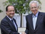 El presidente franc&eacute;s, Fran&ccedil;ois Hollande (izq), estrecha la mano al primer ministro italiano, Mario Monti, a su llegada al El&iacute;seo en Par&iacute;s.