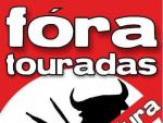 Pancarta de 'Touradas f&oacute;ra de Pontevedra' situada frente a la plaza de toros