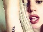 El retrato de Lady Gaga en el que muestra la palabra 'ARTPOP' tatuada en su brazo.
