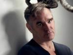 Morrissey es fotografiado con un gato sobre su cabeza para sus carteles de gira y una campa&ntilde;a de PETA.