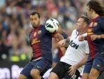 Wayne Rooney intenta controlar el bal&oacute;n ante Carles Puyol y Javier Mascherano en el Bar&ccedil;a - Manchester United.