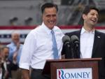 El candidato presidencial republicano para los Estados Unidos, Mitt Romney (i) presenta a Paul Ryan (d) como candidato para asumir la vicepresidencia.