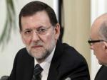 El presidente del Gobierno, Mariano Rajoy (i), y el ministro de Hacienda, Crist&oacute;bal Montoro.