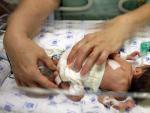 Un beb&eacute; prematuro en una incubadora.