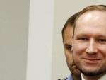 Anders Behring Breivik sonr&iacute;e en la sala del tribunal que lo ha juzgado en Oslo.