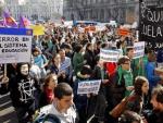 Cientos de estudiantes de las universidades e institutos durante una marcha de protesta.