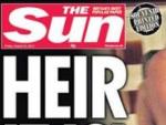 Las dos portadas de 'The Sun' sobre el pr&iacute;ncipe Harry en Las Vegas, la primera una recreaci&oacute;n con un redactor y una becaria.