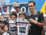Alberto Contador se fotograf&iacute;a con un equipo ciclista gallego.