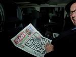 El magnate Rupert Murdoch lee un ejemplar del diario 'The Sun' al salir de su casa en Londres (Reino Unido).