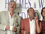 Jos&eacute; Luis Garci (c) posa con el actor Gary Piquer y la actriz Bel&eacute;n L&oacute;pez durante la presentaci&oacute;n de 'Holmes &amp; Watson. Madrid Days'.