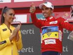El ciclista espa&ntilde;ol, Alberto Contador (Saxobank) en el podium con el maillot de l&iacute;der, tras ganar la decimos&eacute;ptima etapa de la 67 edici&oacute;n de la Vuelta a Espa&ntilde;a.