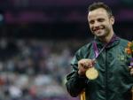 El atleta sudafricano, Oscar Pistorius, sonr&iacute;e al recibir el oro en Londres 2012.
