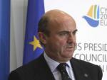 El ministro espa&ntilde;ol de Econom&iacute;a, Luis de Guindos, ofrece una rueda de prensa tras la reuni&oacute;n de los ministros de Econom&iacute;a de la UE (Ecofin) celebrada en Nicosia, Chipre.