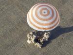 El m&oacute;dulo de descenso de la nave rusa Soyuz TMA-04M durante el aterrizaje.