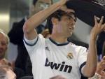 Kak&aacute;, mediapunta del Real Madrid, con el trofeo Bernab&eacute;u.