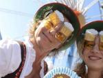 Fotograf&iacute;a de dos chicas vestidas con el traje tradicional b&aacute;varo en la fiesta cervecera Oktoberfest de M&uacute;nich (Alemania).