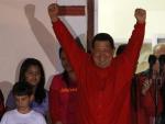 El presidente de Venezuela, Hugo Ch&aacute;vez saluda desde un balc&oacute;n del palacio de Miraflores, en Caracas (Venezuela) despu&eacute;s de ganar las elecciones.