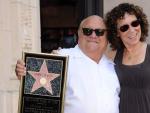 Danny Devito posa con su mujer, Rhea Perlman, el d&iacute;a en el que le concedieron una estrella en el Paseo de la Fama de Hollywood.