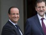 El presidente del Gobierno de Espa&ntilde;a, Mariano Rajoy (d), estrecha la mano de su hom&oacute;logo franc&eacute;s, Fra&ccedil;ois Holande, a su llegada al palacio del El&iacute;seo para asistir a la XXII cumbre bilateral, en Par&iacute;s.