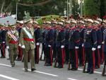 El rey de don Juan Carlos pasando revista a las tropas que le rend&iacute;an honores, momentos antes del inicio del desfile militar, organizado con motivo de la celebraci&oacute;n de la Fiesta Nacional.