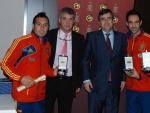Los jugadores Santi Cazorla, Jordi Alba y Juanfran Torres recibieron la Medalla de Oro de la Real Orden del M&eacute;rito Deportivo.