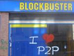 Pintada a favor del P2P en la luna de un videoclub Blockbuster.