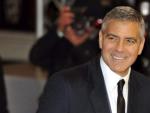El actor estadounidense George Clooney posa para los medios a su llegada a la gala de los premios de la Academia Brit&aacute;nica para las Artes del Cine y la Televisi&oacute;n.