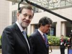El presidente espa&ntilde;ol, Mariano Rajoy (izq), llega a la segunda jornada de la cumbre europea en la sede del Consejo Europeo en Bruselas.