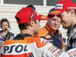 Dani Pedrosa y Jorge Lorenzo se saludan durante el Gran Premio de Jap&oacute;n.