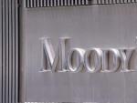 Fotograf&iacute;a de archivo del 13 de julio de 2011 donde se ve el cartel de la agencia calificadora Moody's en su oficina de Nueva York (EE UU).