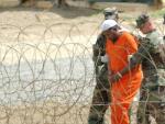 Un detenido en Guant&aacute;namo tras ser interrogado por oficiales del Ej&eacute;rcito de EE UU en febrero de 2002.
