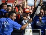 Jorge Lorenzo celebra el Mundial de Moto GP 2012 junto a su equipo.