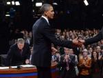 El presidente de EE UU y aspirante a la reelecci&oacute;n, Barack Obama (i), y el candidato republicano, Mitt Romney, estrechan sus manos tras finalizar el primer debate presidencial.
