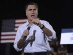 El candidato presidencial republicano Mitt Romney habla en el centro de convenciones SeaGate en Toledo, Ohio, (EE UU).