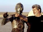 George Lucas junto a C3PO en el rodaje de 'La amenaza fantasma'.