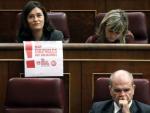 La socialista Carmen Mont&oacute;n muestra una pancarta durante la sesi&oacute;n plenaria del Congreso, con motivo del 14N.