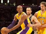 Los jugadores de los Lakers de Los &Aacute;ngeles Kobe Bryan y Pau Gasol protegen el bal&oacute;n de la marca de Manu Ginobili, de los Spurs de San Antonio.