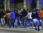 Los Mossos cargan contra un grupo de manifestantes el d&iacute;a de la huelga general.