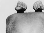 'Espalda con brazos subidos' (1984), de John Coplans, que comenz&oacute; a fotografiarse con 60 a&ntilde;os