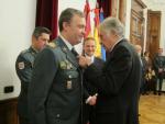 Javier Gal&aacute;n hace entrega de la medalla a Ignacio Vivas Prada