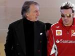 Montezemolo, presidente de Ferrari durante 23 a&ntilde;os, charla con Fernando Alonso.
