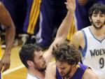 El jugador de los Lakers Pau Gasol (d) disputa el bal&oacute;n con Kevin Love (i) de los Timberwolves, junto al espa&ntilde;ol Ricky Rubio (atr&aacute;s).