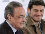 Casillas y Florentino P&eacute;rez durante la presentaci&oacute;n del 'Partido por la Ilusi&oacute;n'.