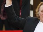El actor franc&eacute;s Gerard Depardieu saluda al p&uacute;blico durante la 63&ordf; edici&oacute;n del Festival de Cannes.
