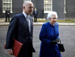 La reina Isabel II y el ministro de Exteriores, William Hague, abandonan Downing Street tras una reuni&oacute;n del Consejo de ministros, como parte de los actos para marcar su Jubileo de Diamantes.