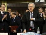 Los parlamentarios aplauden al primer ministro italiano, Mario Monti, al final de su discurso en la conferencia 'Diplomacia italiana para el crecimiento del pa&iacute;s' en el Ministerio de Exteriores de Roma, este viernes.