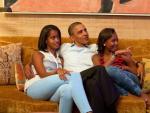 Barack Obama con sus dos hijas, Sasha y Malia.